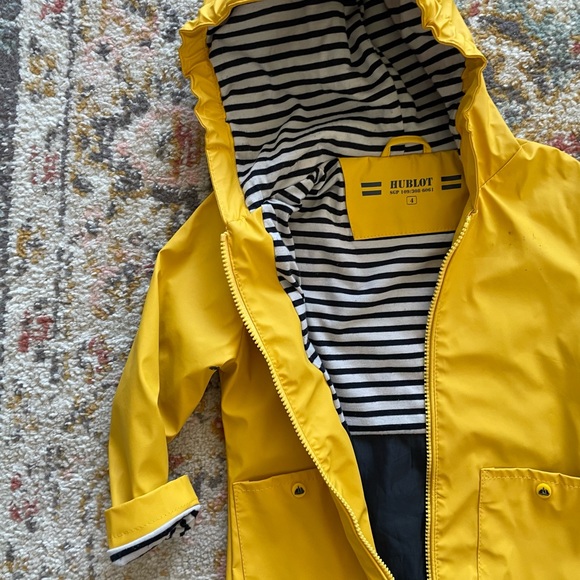 Kids 4 to 5t super cute raincoat. - Picture 2 of 6